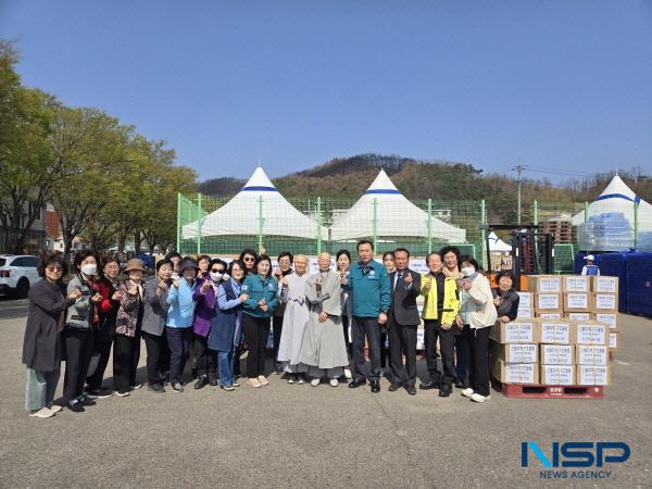 NSP통신-안양시에 소재한 대한불교조계종 한마음선원 본원에서 지난 8일 초대형 산불로 큰 피해를 입은 영덕 군민들을 돕기 위해 영덕군의회 김성호 의장과 신정희 의원을 통해 영덕군에 7000만 원 상당의 의류 및 생활용품을 기탁했다. (사진 = 영덕군의회)