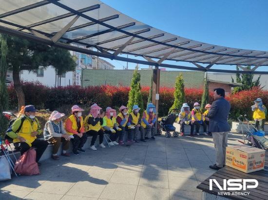 NSP통신-오승택 중마동장 노인일자리사업 참여하는 어르신들 격려 및 교육 (사진 = 광양시청)