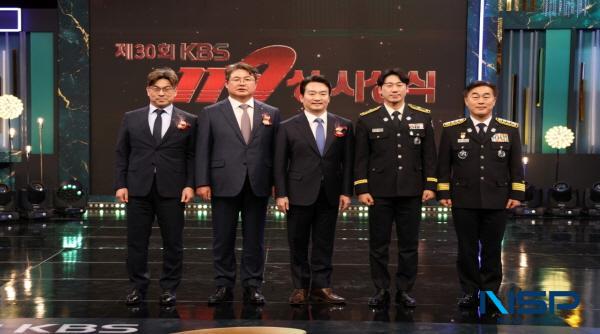 NSP통신-경북소방본부는 KBS 주최, KBS미디어 주관, 소방청 후원, DB손해보험 협찬의 제30회 KBS119상에서 경상북도 소방본부 소속 직원 2명이 각종 재난현장에서 투철한 사명감과 희생정신으로 국민의 생명과 재산 보호에 헌신한 공을 인정받아 경북 최초로 대상과 공로상 수상의 영예를 안았다. (사진 = 경상북도)
