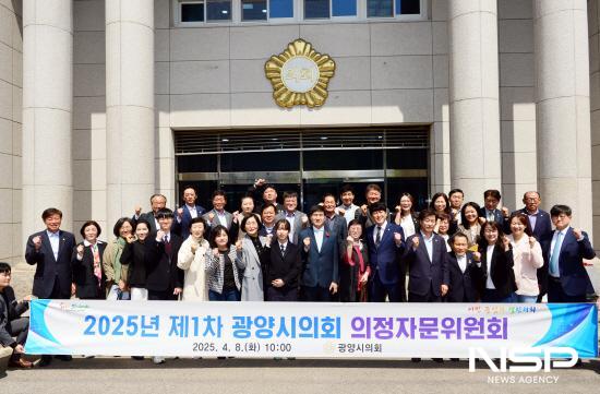 NSP통신-광양시의원들과 의정자문위원들 기념 찰영 (사진 = 광양시의회)