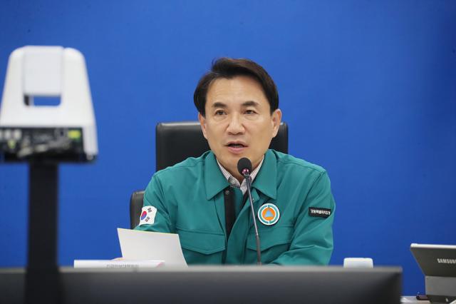 NSP통신-김진태 도지사가 긴급 안보대책회의를 진행하고 있는 모습. (사진 = 강원도)