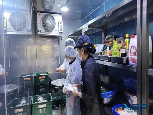 NSP통신-영덕군이 산불 이재민들에게 제공되는 급식의 안전관리를 강화하기 위해 위생점검과 수거검사를 병행해 식중독 발생 가능성을 사전에 차단하는 데 총력을 기울이고 있다. (사진 = 영덕군)