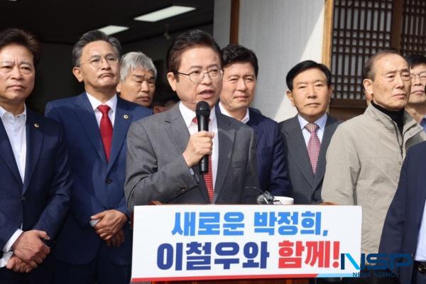 NSP통신-이철우 경상북도지사가 9일 오전 구미 박정희 전 대통령 생가에서 제21대 대선 출마를 밝히고 있다. (사진 = 이철우 선거캠프)