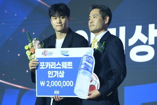 NSP통신-부산 KCC 허웅 선수에게 포카리스웨트 인기상을 시상했다. (사진 = 동아오츠카 제공)