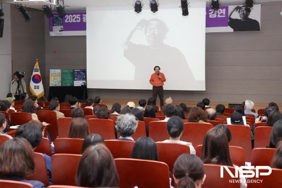 NSP통신-올해의 책 성인 도서인 찬란한 멸종의 저자 이정모 작가 강연 (사진 = 광양시청)