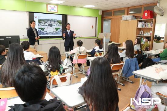 NSP통신-정인화 광양시장 수업에 방문해 어린이들과 이야기를 나누는 중