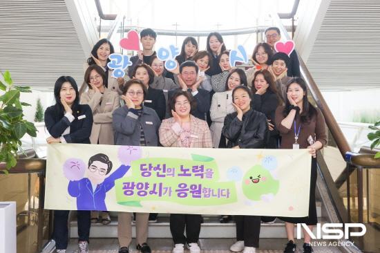 NSP통신-정인화 광양시장과 노인장애인과 직원들 기념 찰영 (사진 = 광양시청)