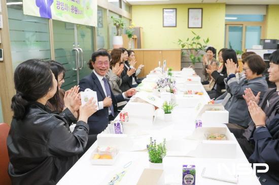 NSP통신-정인화 광양시장과 노인장애인과 직원들 소통 (사진 = 광양시청)