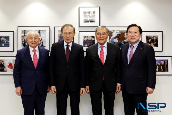 NSP통신-중소기업중앙회 김기문 회장이 지난 9일 이명박 전 대통령을 예방했다. (사진 = 중소기업중앙회)