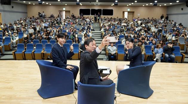 NSP통신-국립목포대 송하철 총장이 학생들과 셀프사진을 찍고 있다. (사진 = 무안군)