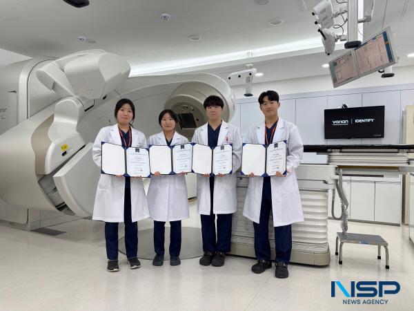 NSP통신-동국대학교 경주병원은 방사선종양학과 방사선사(함일식, 손찬희, 최현경, 황다현)가 지난 5일 열린 2025년 대한방사선사협회 춘계학술대회 및 국제학술대회에서 우수논문상을 수상했다고 밝혔다. (사진 = 동국대학교 경주병원)