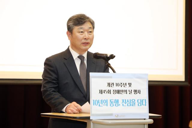 NSP통신-10일 김정렬 수원시의회 부의장이 축사를 하고 있다. (사진 = 수원시의회)
