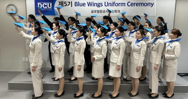 NSP통신-대구가톨릭대 글로벌항공서비스학과는 지난 2일 교내 성예로니모관에서 제5기 윙수여식(Blue Wings Uniform Ceremony)을 개최했다. (사진 = 대구가톨릭대학교)