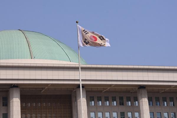 NSP통신-국회 본관 앞 게양기에 게양된 임시의정원 태극기 (사진 = 국회의장 공보 수석실)