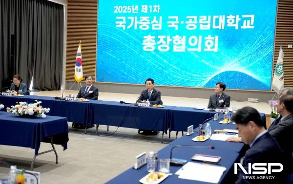 NSP통신-2025년 국가중심 제1차 국·공립대 총장협의회가 지난 10일 목포대학교에서 열린 가운데 김영록 전라남도지사가 인사말을 하고 있다. (사진 = 전남도)