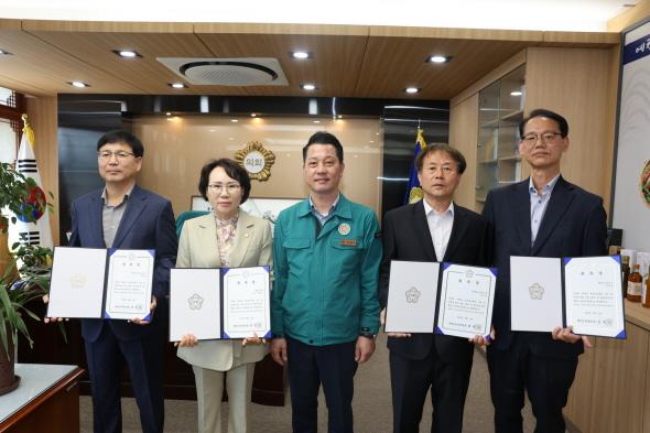 NSP통신-예천군의회는 11일 오전 의장실에서 2024회계연도 세입․세출 결산검사위원을 위촉했다. (사진 = 예천군)