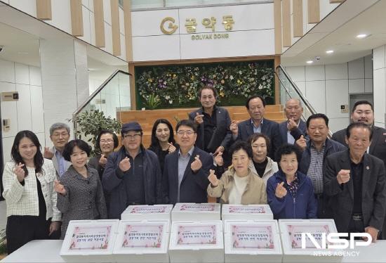 NSP통신-골약동지역사회보장협의체 위원들 직접 밑반찬 배달하는 감동가득 반찬 지원사업 기념 찰영 (사진 = 광양시청)