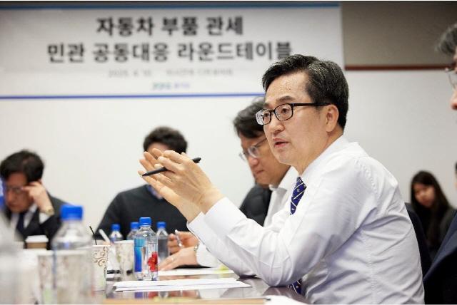 NSP통신-김동연 경기도지사가 미국 미시간주 현지시각 10일 오전 코트라 디트로이트 무역관에서 열린 자동차 부품 관세 민관 공동대응 라운드테이블에 참여하고 있다. (사진 = 경기도)