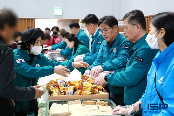 NSP통신-청송군의회는 최근 산불로 큰 피해를 입은 이재민들을 위해 지난 9일 충북 단양군의회가 청송군을 방문해 성금 전달과 봉사활동을 펼치며 따뜻한 온정을 전했다고 밝혔다. (사진 = 청송군의회)