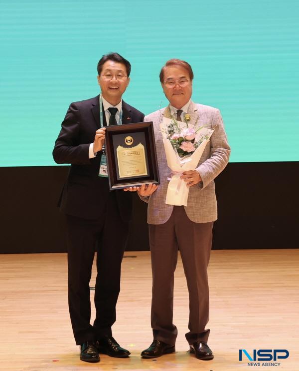 NSP통신-청도군은 11일 한국사회복지사협회가 주최하고 보건복지부가 후원하는 제19회 사회복지사의 날 기념식에서 2025 지방자치복지대상을 수상했다고 밝혔다. (사진 = 청도군)