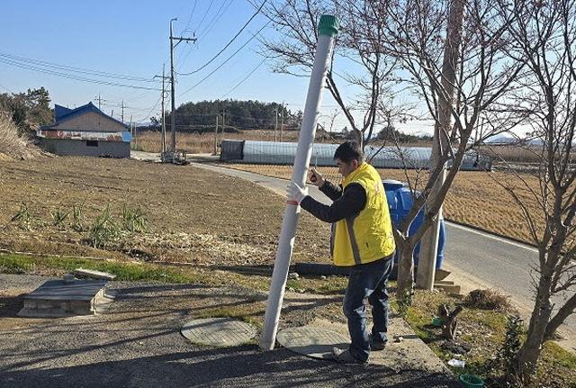 NSP통신-신안군 시식지 유출입 차단 방지팬 관리 (사진 = 신안군)