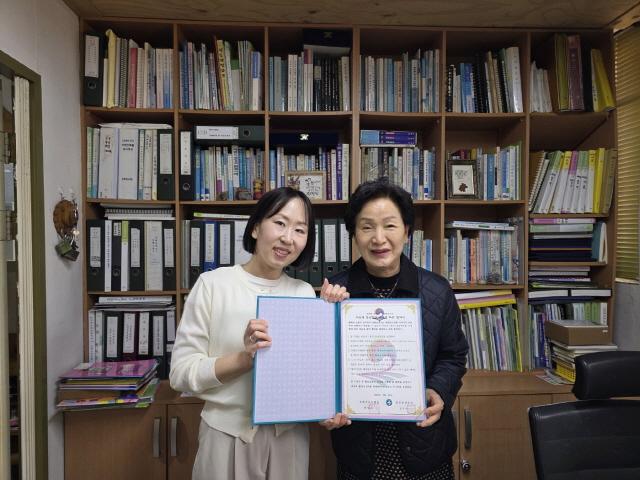 NSP통신-평택시 송탄보건소가 지역 내 초등학교 및 유치원과 알레르기 질환이 있는 학생을 위해 아토피·천식 안심학교 업무협약을 체결했다. 사진은 관계자들의 협약 기념촬영 모습. (사진 = 평택시)