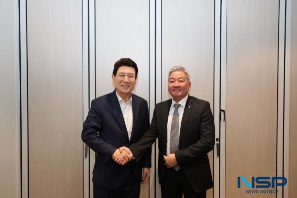 NSP통신-이강덕 포항시장은 14일 서울 강남구 소재 식당에서 이주옥 세계경제포럼 아시아태평양 국장과 오찬을 갖고 포항시와 WEF 간 협력 방안에 대해 논의했다.(왼쪽부터 이강덕 포항시장, 이주옥 세계경제포럼 아시아태평양 국장) (사진 = 포항시)