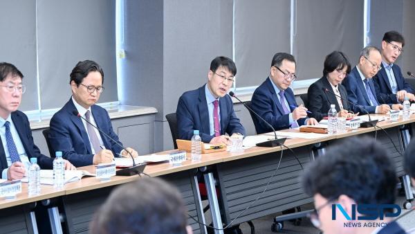 NSP통신-김정기 대구광역시장 권한대행은 14일 대구광역시청 산격청사 대회의실에서 첫 간부회의를 주재하며 시정 주요 현안에 대한 보고를 받고 현장 중심의 대응 방향에 대해 강도 높은 지시를 내렸다. (사진 = 대구광역시)