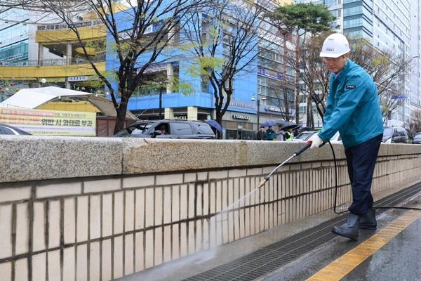 NSP통신-장항 지하차도를 직접 세척하고 있는 이동환 고양특례시장 (사진 = 고양시)