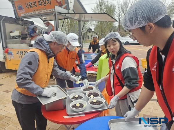 NSP통신-대경대 경찰탐정보안과와 대한민국공인탐정경호협회가 지난 13일 안동시다목적체육관에서 산불로 피해를 입은 이재민들에게 자장면 나눔 봉사활동을 펼쳤다. (사진 = 대경대학교)
