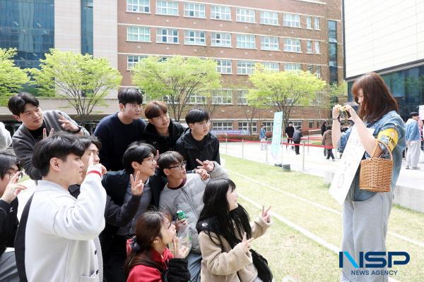 NSP통신-영남이공대학교는 지난 14일 오후 12시부터 천마스퀘어 잔디광장에서 봄을 맞아 피크닉 행사인 클로버랑 봄소풍 떠날래?를 개최하며 캠퍼스에 활기를 불어넣었다. (사진 = 영남이공대학교)