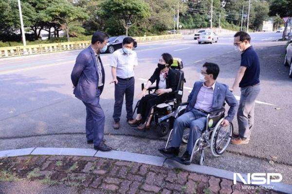 NSP통신-지난해 민덕희 의원이 모두를 위한 장벽 없는 도시라는 무장애 도시를 위해 현장 점검을 하고 있다. (사진 = 여수시의회)
