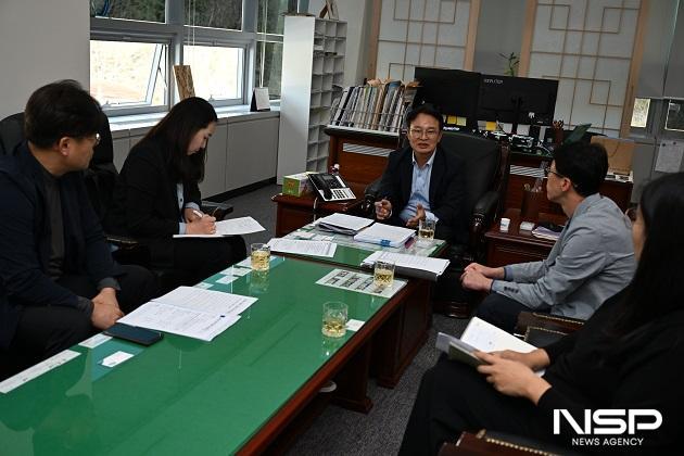 NSP통신-경기도청 관계자들이 지난 11일 완주군의회를 방문해 김재천 부의장과 면담을 갖고 완주산단 근로자 아침식사 지원사업의 추진 배경과 운영 방식, 주요 성과 등을 청취했다. (사진 = 완주군의회)
