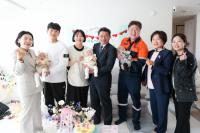 [NSP PHOTO]4년만의 경사 광양시, 삼태아 가정 백일 축하 방문…후원사 후원금 전달