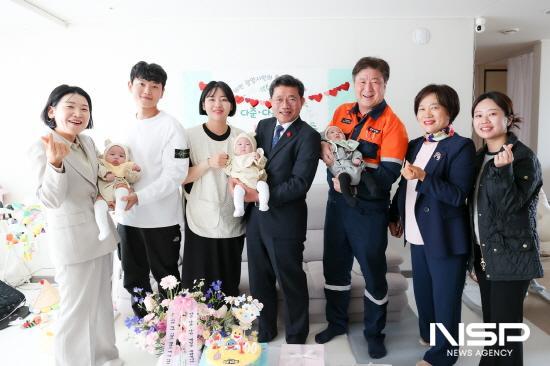 NSP통신-삼태아 가정 백일 축하 방문 (사진 = 광양시청)