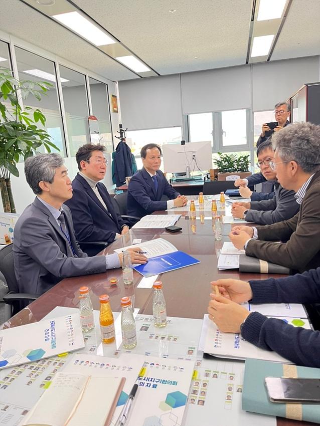 NSP통신-원강수 원주시장이 혁신도시 활성화 공동건의문을 전달하는 모습. (사진 = 원주시)
