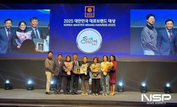 NSP통신-순천낙안배영농조합 및 순천시 관계자들이 배 부문 2025 대한민국 대표 브랜드 대상 수상 후 기념 사진을 찍고 있다 (사진 = 순천시)