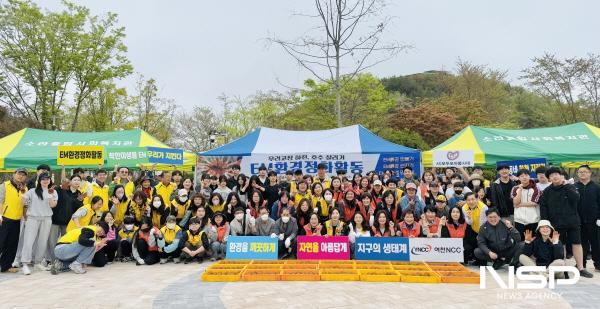 NSP통신-EM환경정화활동 쌍봉천 지키기 활동에 한영대 사회복지학과, 여천NCC, 모두모아봉사대, 소라종합사회복지관, 사랑의 집, 여수석유화학고, 삼일중학교 등 120여 명이 참여했다. (사진 = 한영대학교)