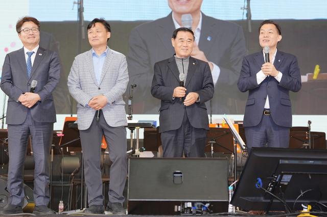 NSP통신-20일 이재준 수원시장(오른쪽 첫 번째)이 음악대축제에서 인사말을 하는 모습. (사진 = 수원시)