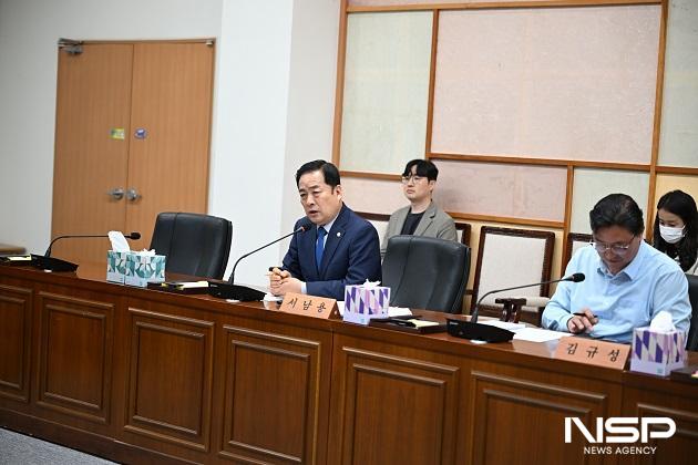 NSP통신-완주군의회는 의회 문화강좌실에서 비봉보건지소 내 북카페 설치를 위한 간담회를 개최하고, 지역 주민의 건강 복지와 생활문화 향유를 위한 새로운 공간 조성 방안을 논의했다. (사진 = 완주군의회)