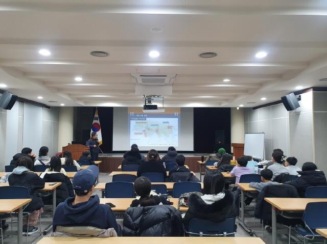 NSP통신-월간천문학 특별강좌 1회차 강의 모습. (사진 = 군포시)