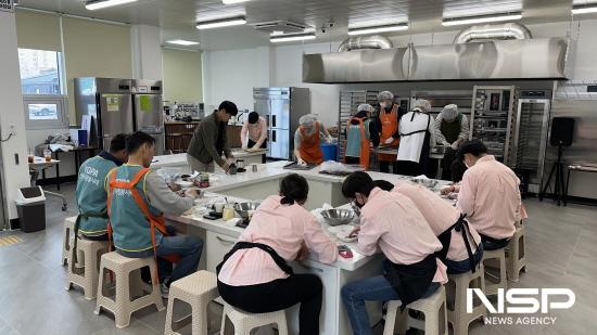 NSP통신-YGPA 항만사랑 봉사대와 서산나래 직업훈련생들 행사에 사용될 쿠키와 커피 준비 (사진 = 여수광양항만공사)