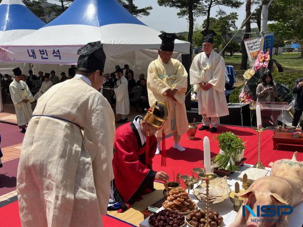NSP통신-영천최씨대종친회는 지난 21일 최무선과학관에서 지역민과 유관기관, 영천최씨 후손 등이 참석한 가운데 최무선 장군의 위업을 기리는 최무선 장군 탄신 700주년 기념행사 및 추모제를 개최했다. (사진 = 영천시)