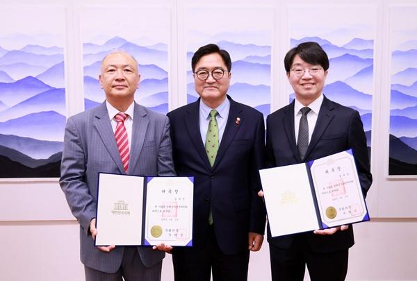 NSP통신-우원식 국회의장(가운데)과 국회 윤리심사자문위원회 위촉 위원의 기념사진 (사진 = 국회의장 공보 수석실)