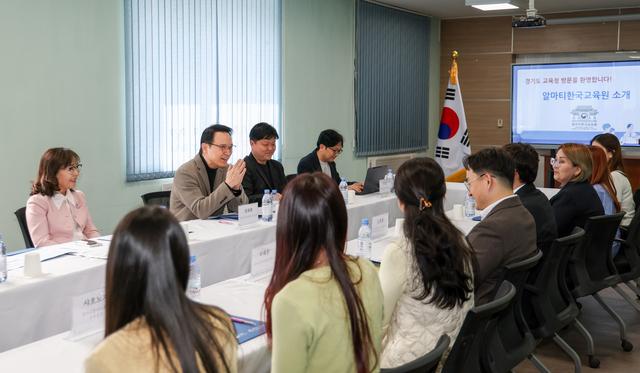 NSP통신-22일 임태희 경기도교육감(뒷줄 왼쪽 두번째)이 카자흐스탄 알마티 한국교육원에서 경기한국어랭귀지스쿨(KSL)에 대해 이야기를 나누고 있다. (사진 = 경기도교육청)