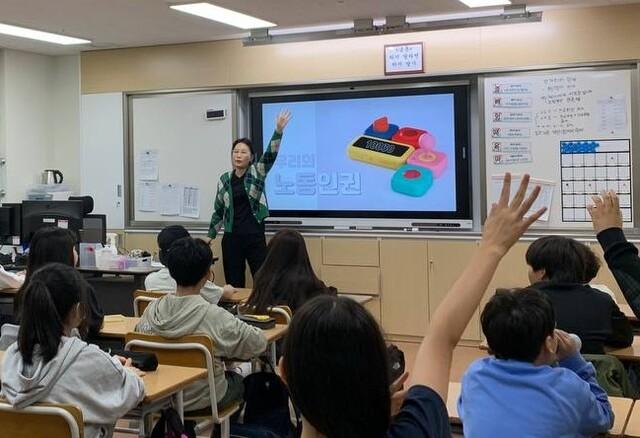 NSP통신-22일 열린 찾아가는 청소년 노동인권 및 노동법 교육 모습. (사진 = 수원시)