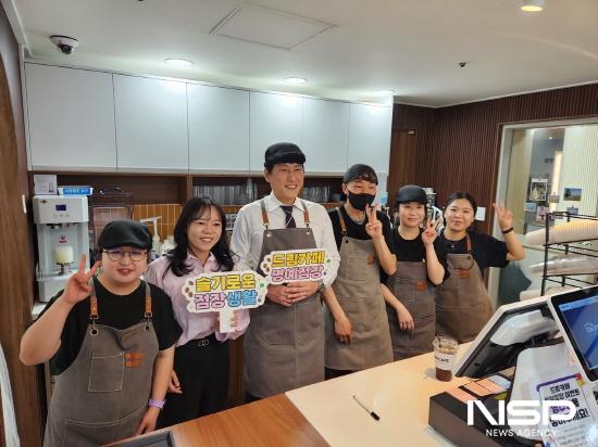 NSP통신-최대원 광양시의회 의장 드림카페 커뮤니티센터점 일일 점장 (사진 = 광양시청)