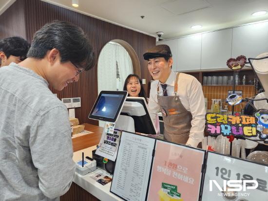 NSP통신-최대원 의장 고객 주문 받는 중 (사진 = 광양시청)
