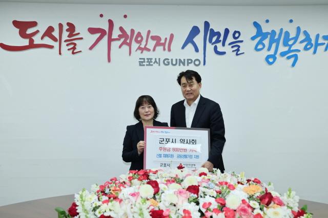 NSP통신-군포시약사회 성금 기탁 기념촬영 모습. (사진 = 군포시)