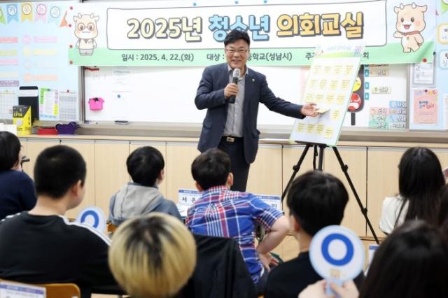 NSP통신-최만식 경기도의원이 22일 성남시 태평초등학교에서 열린 2025년 청소년 의회교실에 참석해 지방의원의 역할, 의회 구조, 정책 결정 과정 등을 설명하고 있다. (사진 = 최만식 의원실)
